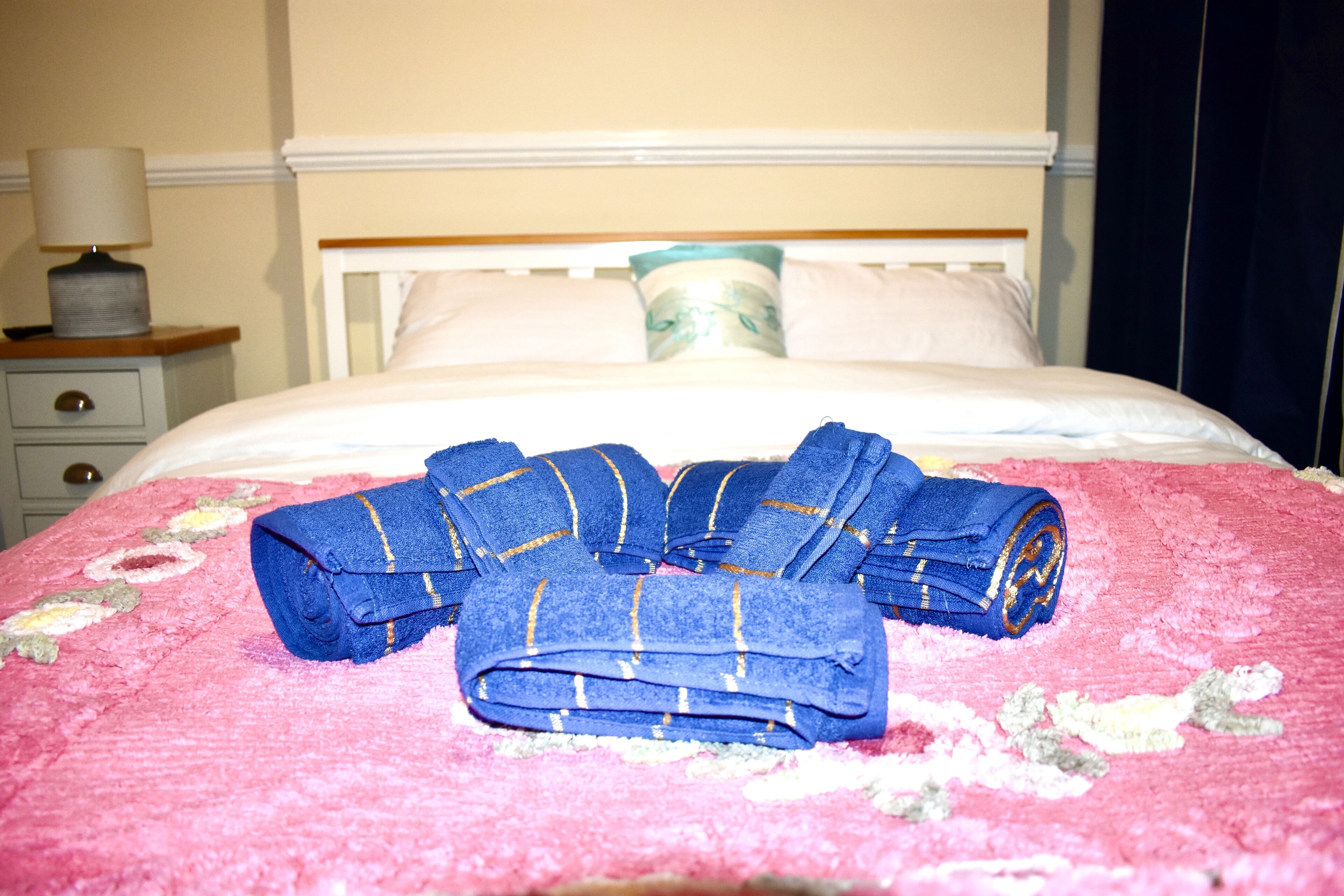5 bedrooms, iron/ironing board, WiFi, bed sheets