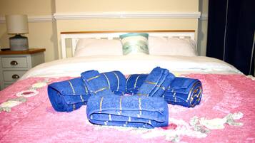 5 bedrooms, iron/ironing board, WiFi, bed sheets
