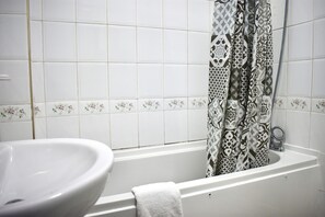 吹风机、毛巾、肥皂、洗发水