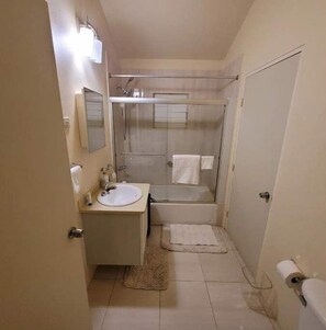 Eco-friendly toiletries, hair dryer, towels, soap - Gated Cozy Urban Luxe Retreat (Portmore)