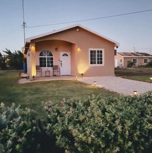 Exterior - Gated Cozy Urban Luxe Retreat (Portmore)