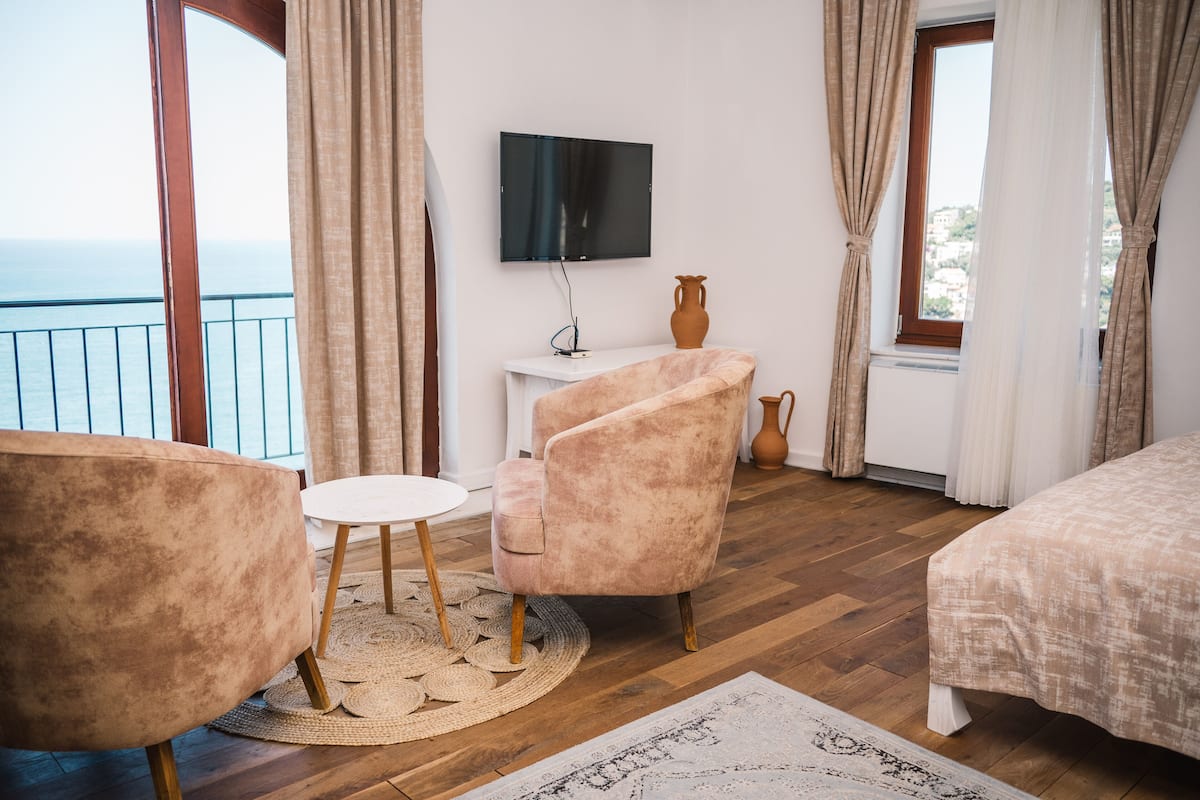 Habitación Deluxe doble, 1 cama de matrimonio grande, balcón, vistas al mar | Sábanas italianas Frette y ropa de cama de alta calidad