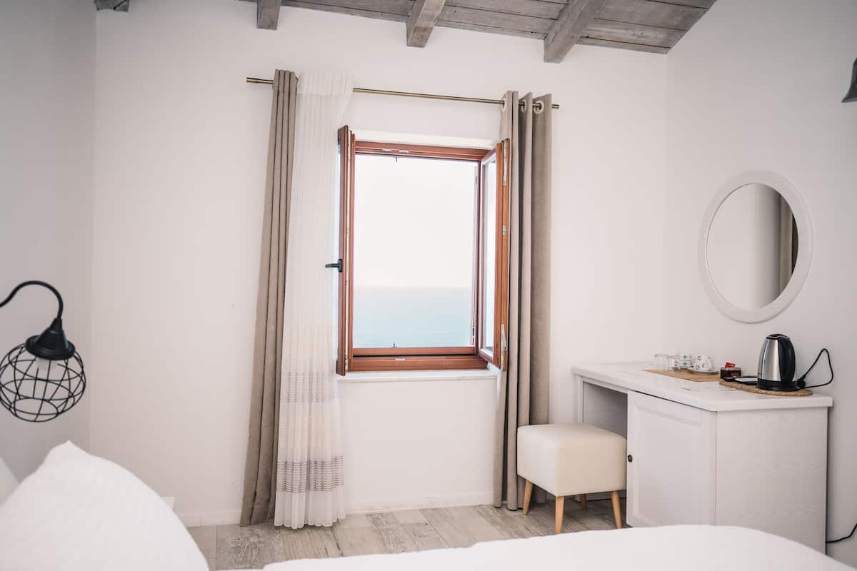 Habitación triple Deluxe, 1 cama de matrimonio grande con sofá cama, baño privado, vistas al mar | Sábanas italianas Frette y ropa de cama de alta calidad