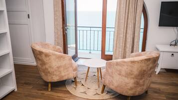 Quarto casal luxo, 1 cama King, sacada, vista para o mar | Lençóis italianos Frette, roupas de cama premium