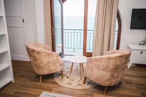 Habitación doble Deluxe, 1 cama King size, balcón, vista al mar | Sábanas italianas Frette y ropa de cama de alta calidad 