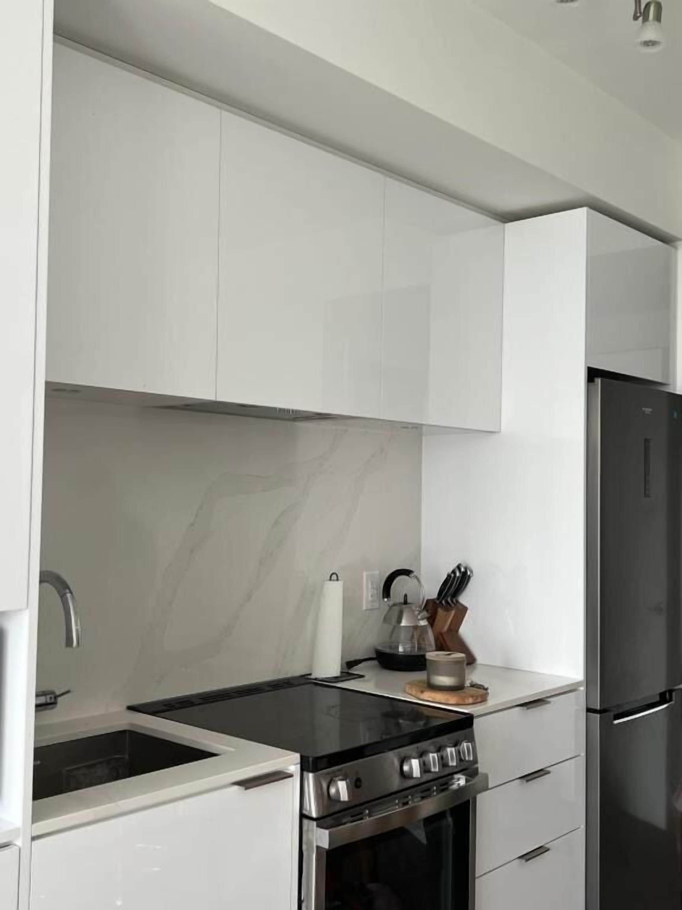 Refrigerador con freezer, microondas, horno, placa de cocina