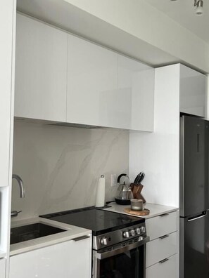 Frigorífico grande, microondas, horno y placa de cocina