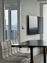 Full-sized fridge, microwave, oven, stovetop