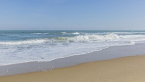 Una spiaggia con le onde che lambiscono dolcemente la riva.
