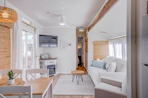 Smart TV, fireplace