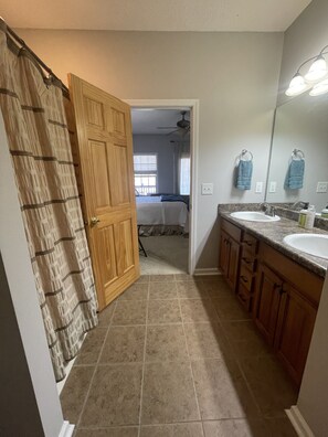 3 bedrooms, travel crib, free WiFi, bed sheets