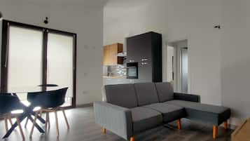 Apartment, 2 Schlafzimmer, Balkon, Gartenblick | Wohnbereich
