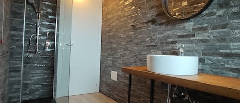 Apartment, 2 Bedrooms, Balcony, Garden View | Bathroom