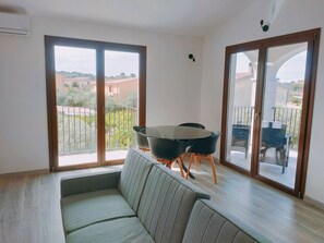 Apartment, 2 Bedrooms, Balcony, Garden View | Ruang tamu