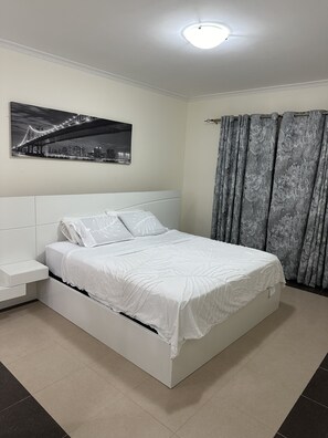 2 habitaciones, escritorio, tabla de planchar con plancha y wifi gratis 