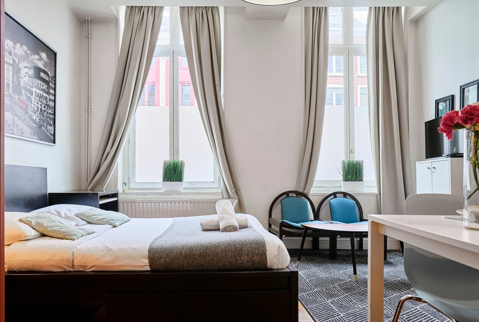 Desk, iron/ironing board, Internet, bed sheets