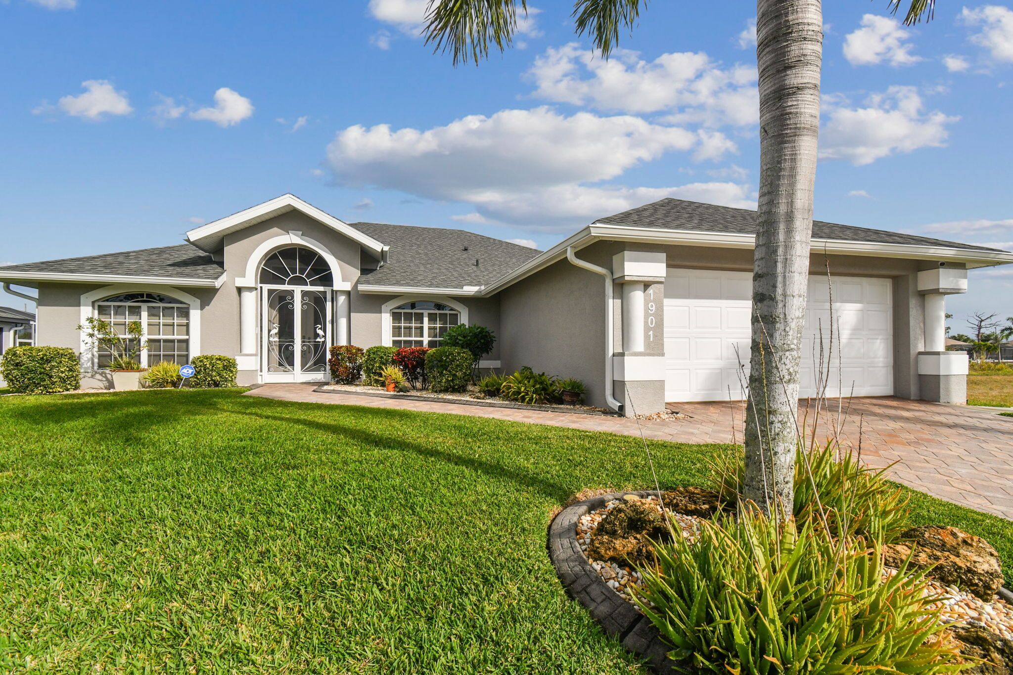 Pelican Point! Low, discounted Summer & Fall rates! Enjoy the refreshing pool!