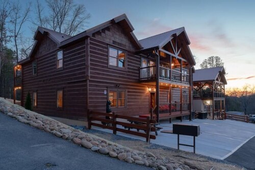 NewLuxuryCabin EVCharger Sauna/HeatedIndoorPool Arcade Games Gazebo Sleeps24 EV4