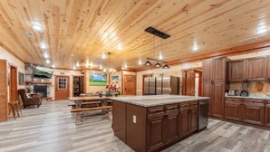 Un'ampia cucina con mobili in legno, una grande isola e un'area pranzo con una panca.