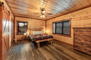 8 habitaciones, escritorio y tabla de planchar con plancha