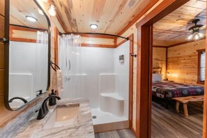 8 bedrooms, desk, iron/ironing board, travel crib