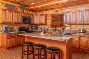 Fridge, microwave, oven, stovetop - InCabinHeatedPool-JACUZZI-KingBeds- EV Charger - Sleeps20 Aracade EV3 (Sevierville)