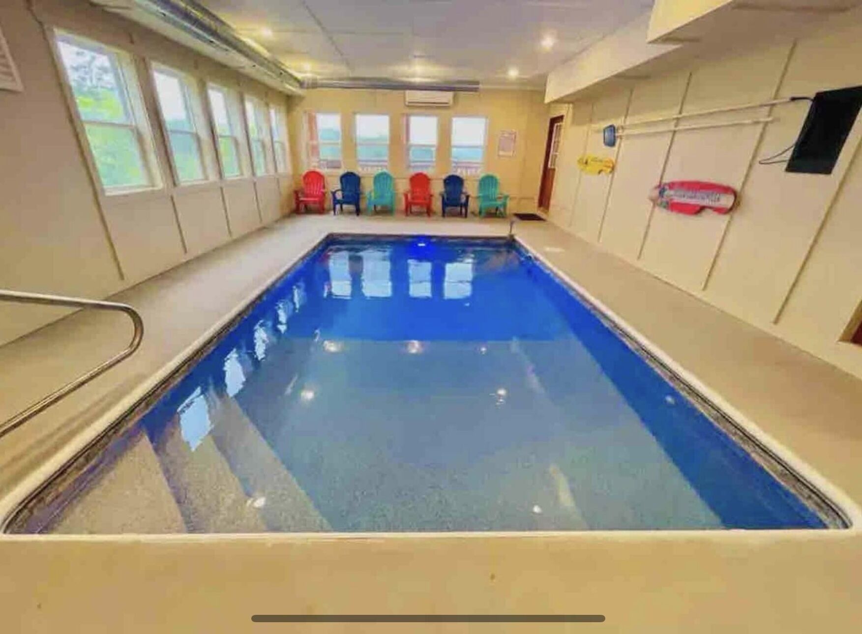 Una piscina cubierta, una piscina climatizada