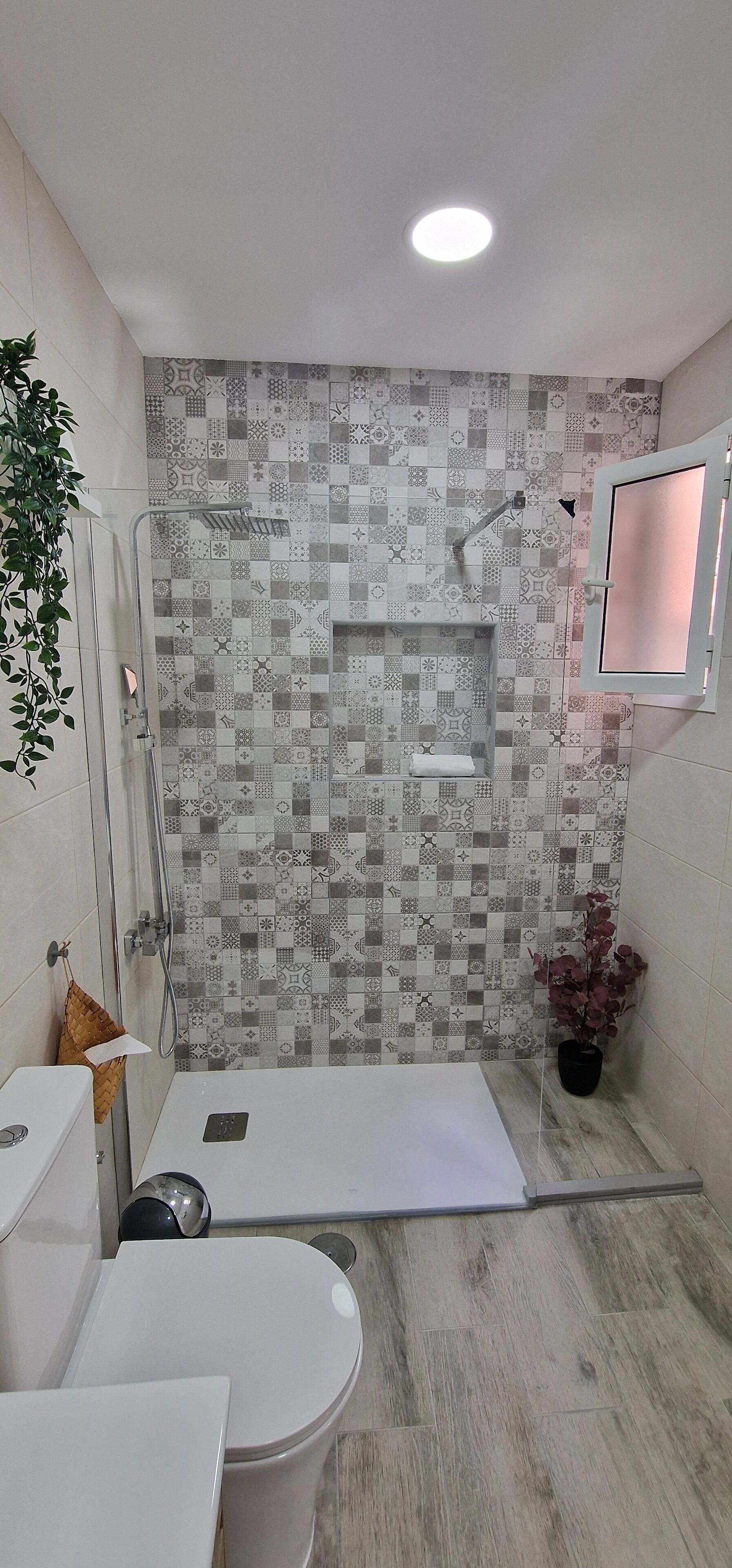 Sèche-cheveux, serviettes fournies, savon, papier toilette