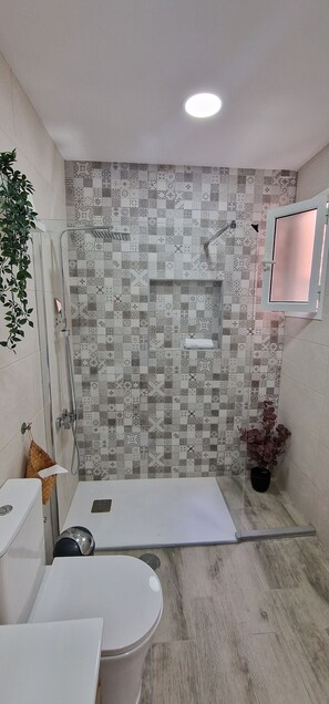 Haartrockner, Handtücher, Seife, Toilettenpapier