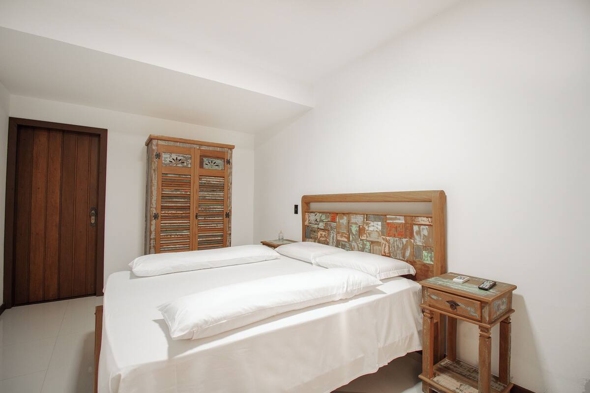 Kamar Twin Mewah, 1 Tempat Tidur Queen, AC, pemandangan laut | Seprai premium, tempat tidur Select Comfort, dan meja kerja