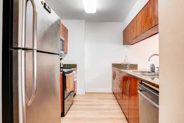 冷蔵庫、電子レンジ、オーブン、コンロ