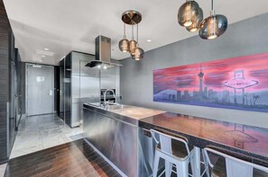 Fridge, microwave, stovetop, dishwasher - Palms place residence deluxe condo with Pool & Gym (Las Vegas)