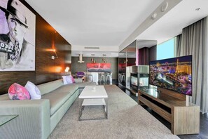 Smart TV, offices - Palms place residence deluxe condo with Pool & Gym (Las Vegas)