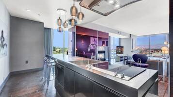 Réfrigérateur, micro-ondes, plaque de cuisson, lave-vaisselle