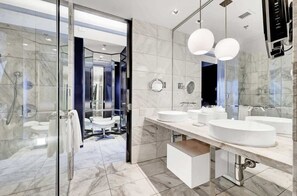 Dusche, Haartrockner, Shampoo