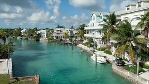 A waterfront property with a marina, houses along the water, and palm trees. - NEWLy RENOVaTED! COMPLImentary CAR! Casa Bonita! (Nassau)