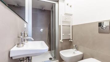 City Apartment | Bathroom | Free toiletries, hair dryer, bidet, towels