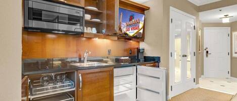 Réfrigérateur, micro-ondes, plaque de cuisson, cafetière/bouilloire