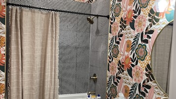 Een haardroger, handdoeken, zeep, shampoo