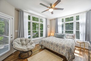 4 bedrooms, desk, iron/ironing board, travel cot