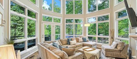 Smart TV, fireplace, ping pong, books