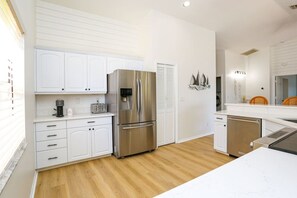 Køleskab, mikrobølgeovn, ovn, kogeplade