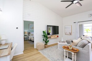 3 habitaciones, escritorio y tabla de planchar con plancha