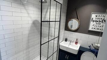 Apartment | Bathroom | Shower, hair dryer, towels