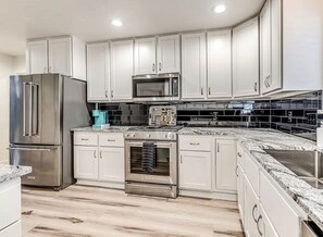 Kühlschrank, Mikrowelle, Ofen, Herdplatte