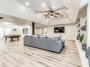 Smart TV, fireplace