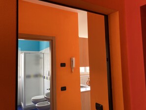 Haartrockner, Handtücher, Seife, Shampoo