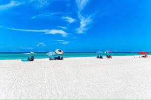 Playa en los alrededores y toallas de playa 