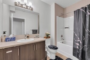 Hair dryer, towels, soap, shampoo - Beautiful Modern Unique Suite (Calgary)