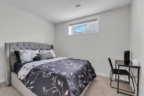 1 bedroom, desk, iron/ironing board, travel crib - Beautiful Modern Unique Suite (Calgary)